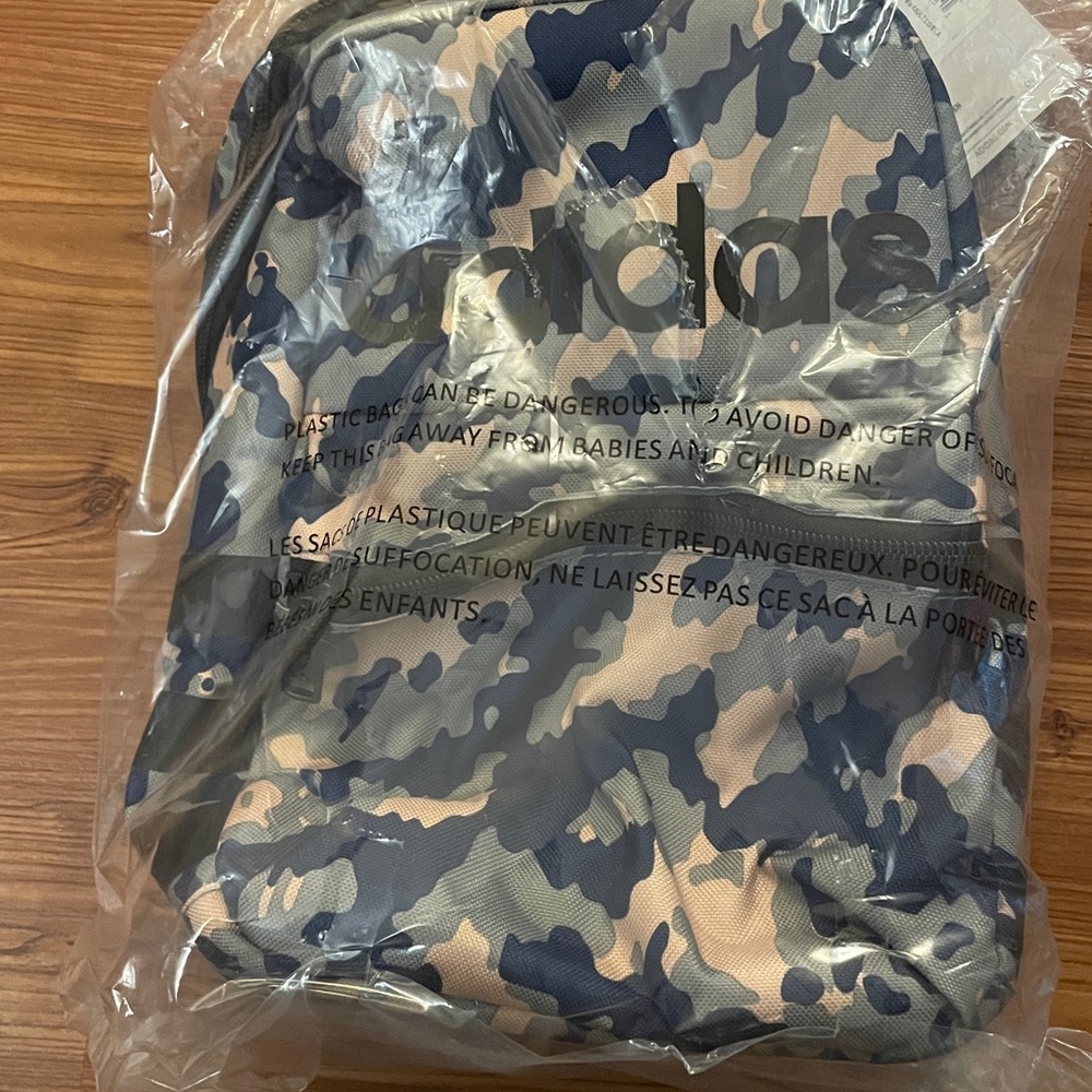 BRAND NEW youth boy adidas santiago 2 lunch bag (camouflage) - Picture 2 of 3